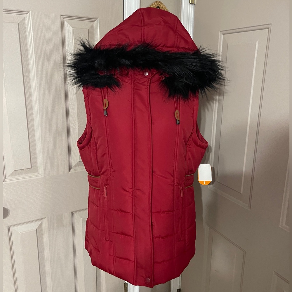 Sporto red puffer vest with black fur trimmed removable hood. NWT. Size L.